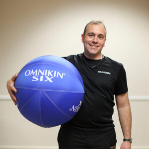 Formateur tenant un ballon Omnikin Six.